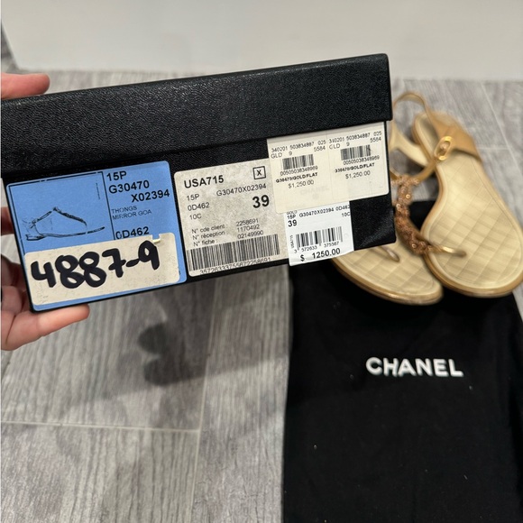 Chanel gold interlocking CC logo t strap sandals - Picture 4 of 12